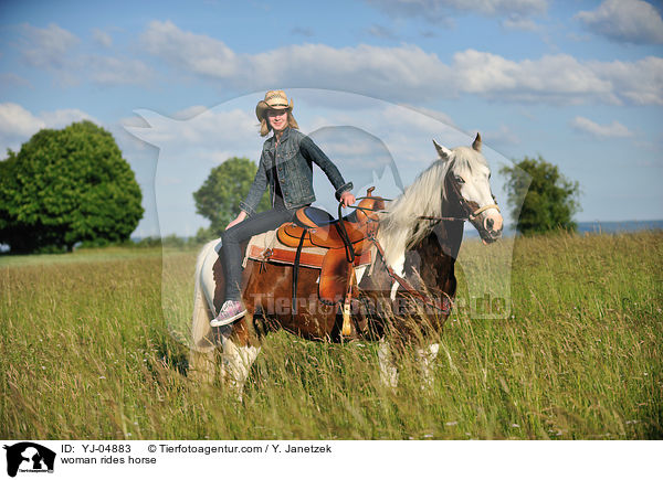 Frau reitet Tinker-Mix / woman rides horse / YJ-04883
