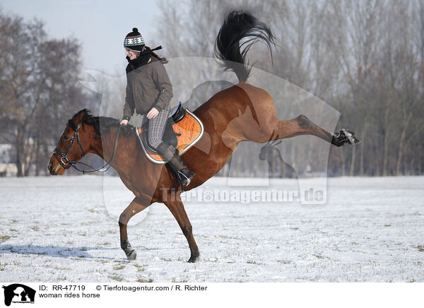 Frau reitet Araber-Mix / woman rides horse / RR-47719