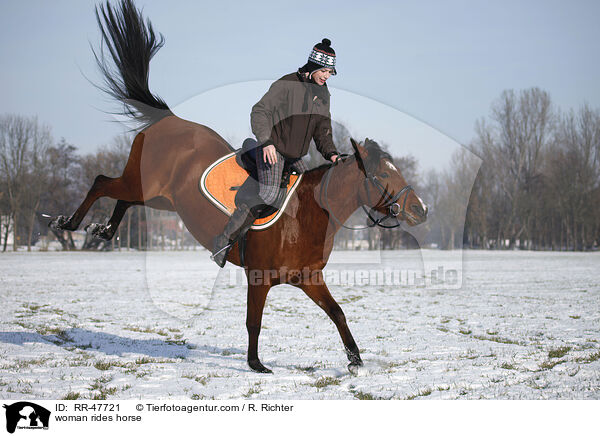 Frau reitet Araber-Mix / woman rides horse / RR-47721