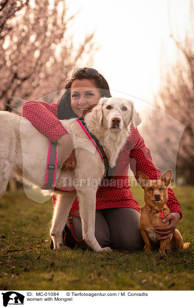 Frau mit Mischling / woman with Mongrel / MC-01084