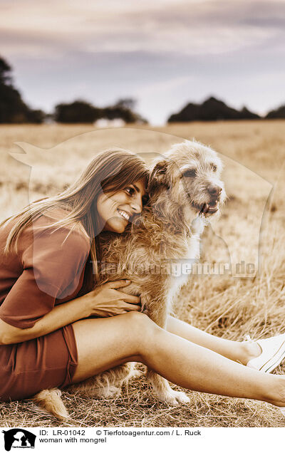 Frau mit Mischling / woman with mongrel / LR-01042