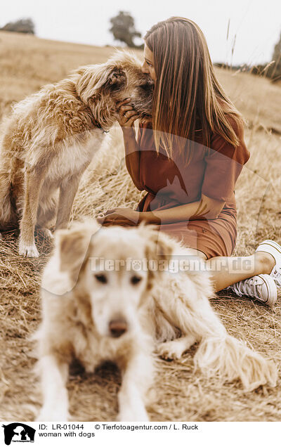Frau mit Hunden / woman with dogs / LR-01044