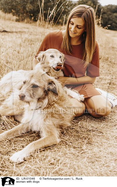 Frau mit Hunden / woman with dogs / LR-01046