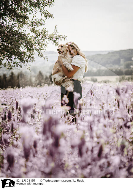 Frau mit Mischling / woman with mongrel / LR-01157