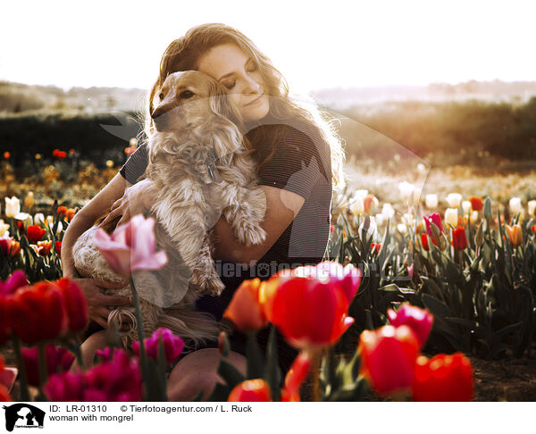 Frau mit Mischling / woman with mongrel / LR-01310