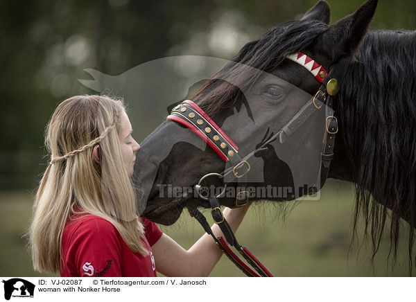 Frau mit Noriker / woman with Noriker Horse / VJ-02087