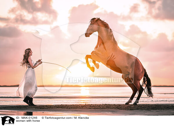 Frau mit Pferd / woman with horse / MAK-01246
