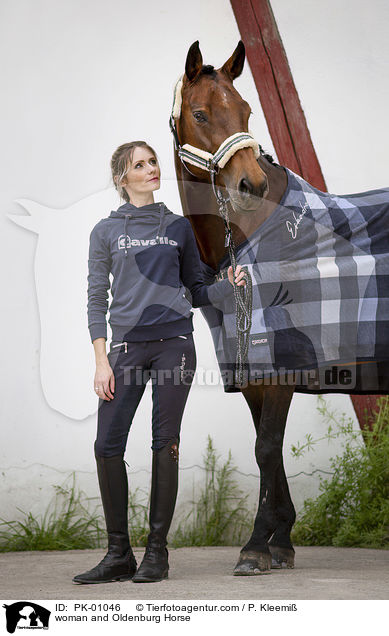 Frau und Oldenburger / woman and Oldenburg Horse / PK-01046