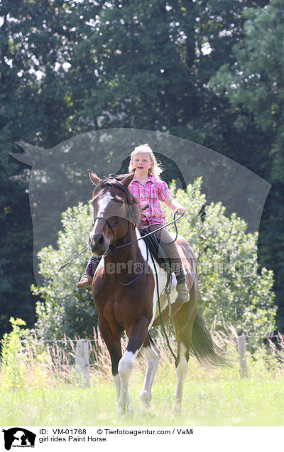 Mdchen reitet Paint Horse / girl rides Paint Horse / VM-01768