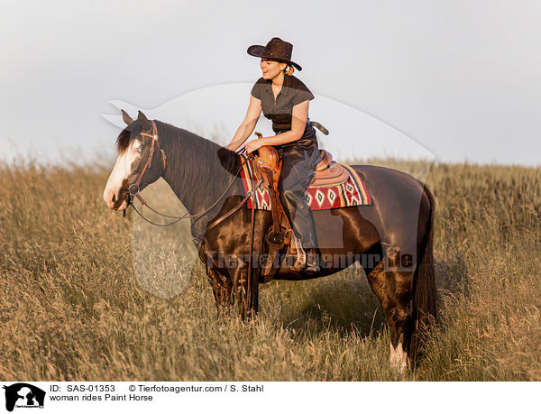 Frau reitet Paint Horse / woman rides Paint Horse / SAS-01353