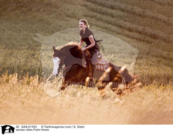 Frau reitet Paint Horse / woman rides Paint Horse / SAS-01354