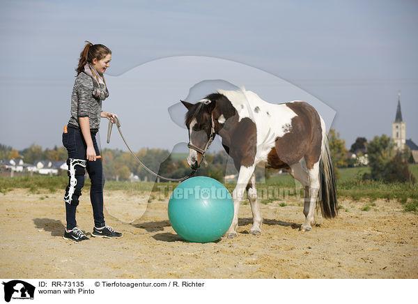 Frau mit Pinto / woman with Pinto / RR-73135