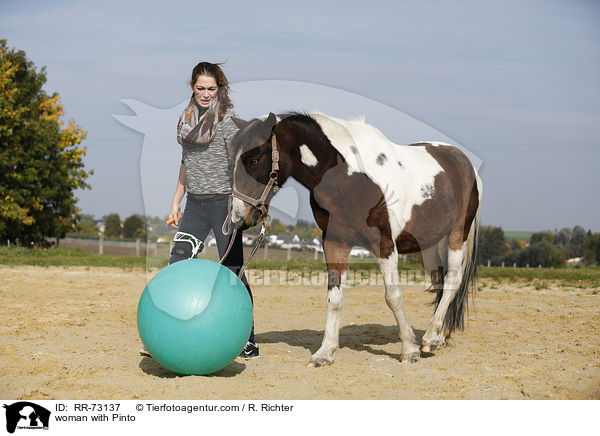 Frau mit Pinto / woman with Pinto / RR-73137