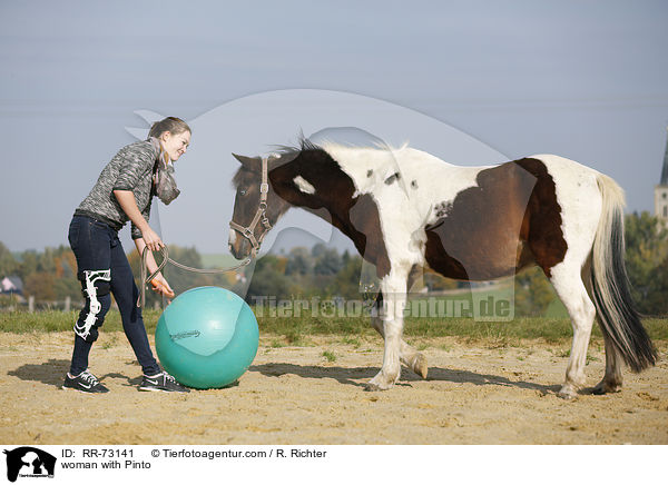 Frau mit Pinto / woman with Pinto / RR-73141