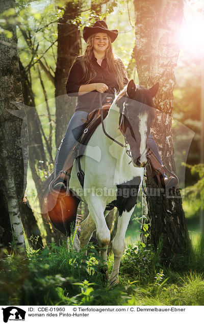 Frau reitet Pinto-Hunter / woman rides Pinto-Hunter / CDE-01960
