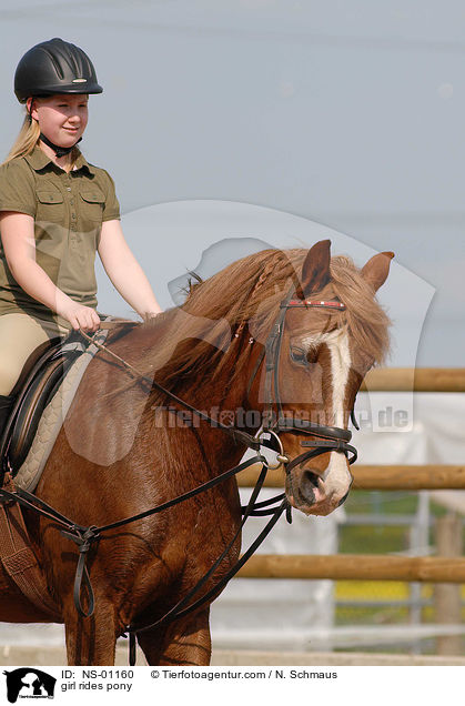 Mdchen reitet Pony / girl rides pony / NS-01160