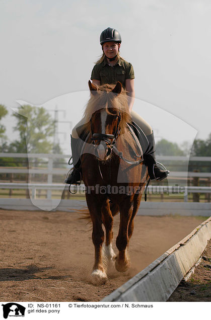 Mdchen reitet Pony / girl rides pony / NS-01161