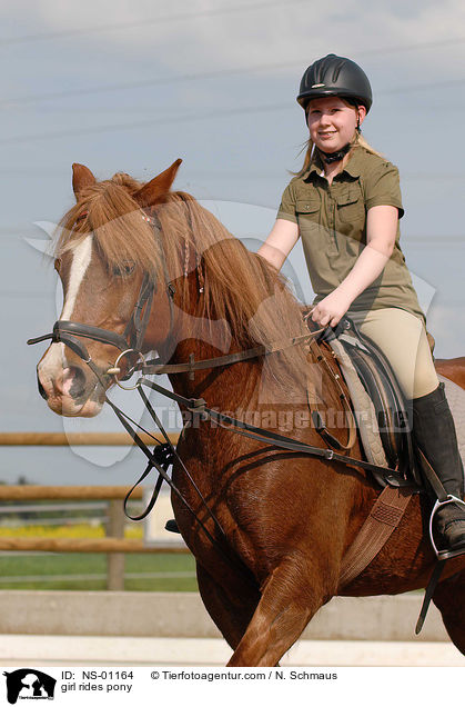 Mdchen reitet Pony / girl rides pony / NS-01164