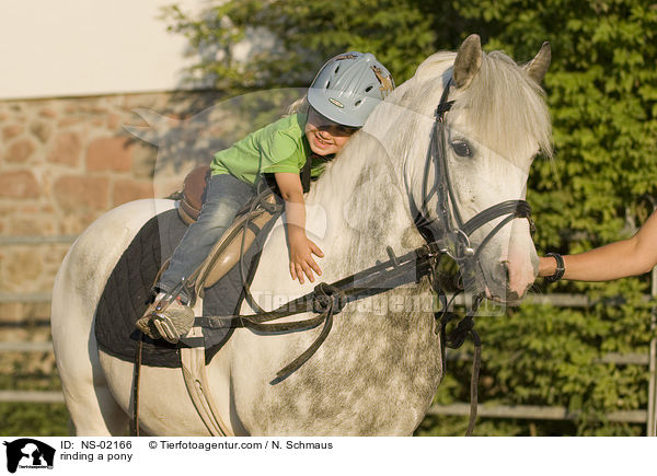 Ponyreiten / rinding a pony / NS-02166