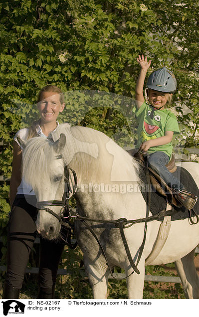 Ponyreiten / rinding a pony / NS-02167