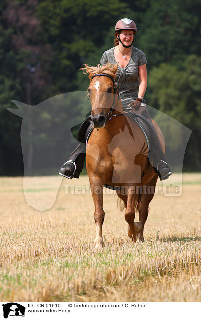 Frau reitet Pony / woman rides Pony / CR-01610