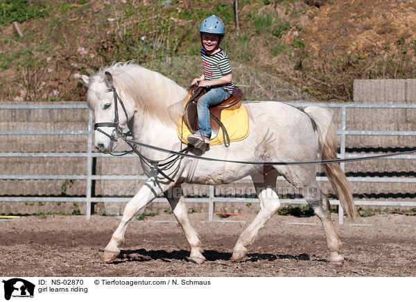 Mdchen lernt reiten / girl learns riding / NS-02870