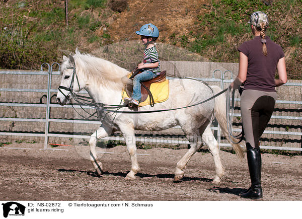 Mdchen lernt reiten / girl learns riding / NS-02872