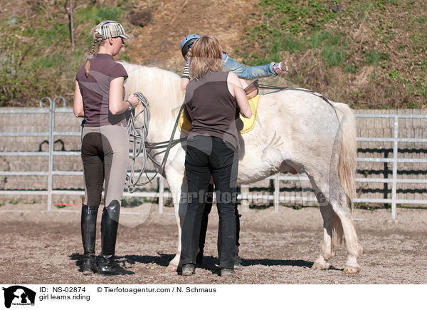 Mdchen lernt reiten / girl learns riding / NS-02874