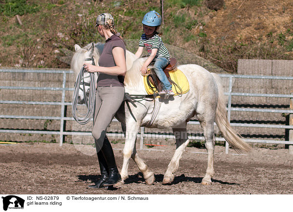 Mdchen lernt reiten / girl learns riding / NS-02879