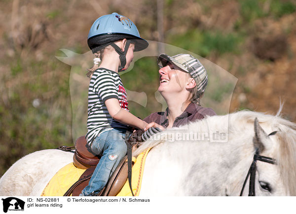 Mdchen lernt reiten / girl learns riding / NS-02881