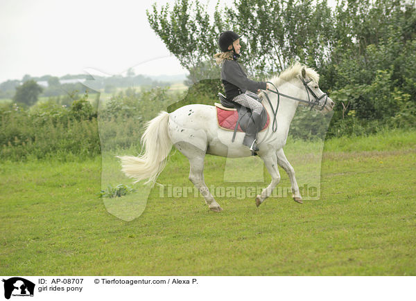 Mdchen reitet Pony / girl rides pony / AP-08707
