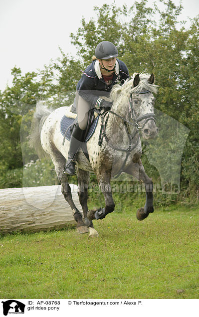 Mdchen reitet Pony / girl rides pony / AP-08768