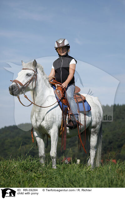Kind reitet Pony / child with pony / RR-39284