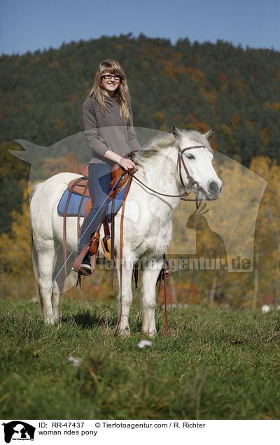 Frau reitet Pony / woman rides pony / RR-47437
