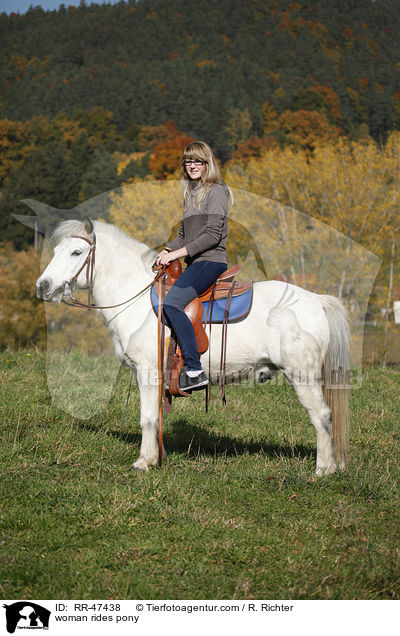 Frau reitet Pony / woman rides pony / RR-47438