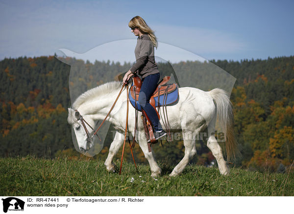 Frau reitet Pony / woman rides pony / RR-47441