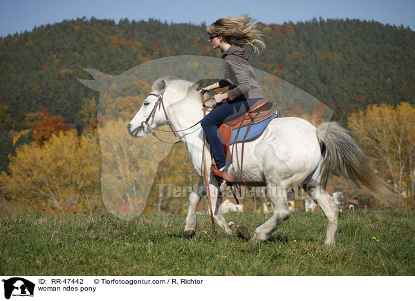 Frau reitet Pony / woman rides pony / RR-47442