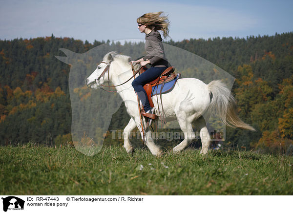 Frau reitet Pony / woman rides pony / RR-47443