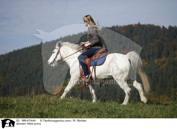 Frau reitet Pony / woman rides pony / RR-47444