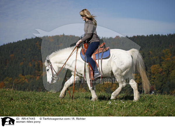 Frau reitet Pony / woman rides pony / RR-47445