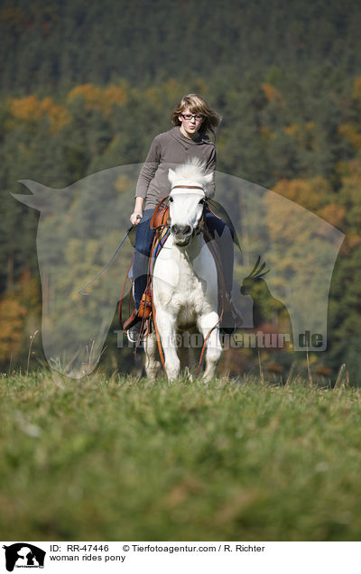 Frau reitet Pony / woman rides pony / RR-47446