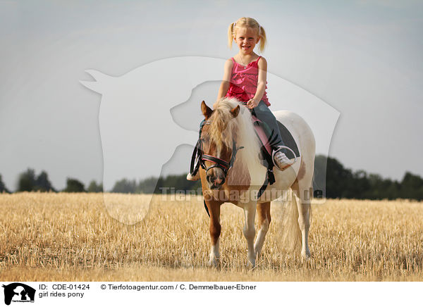 Mdchen reitet Pony / girl rides pony / CDE-01424