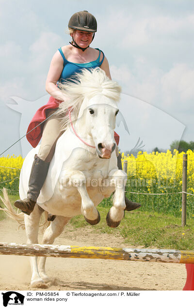 Frau reitet Pony / woman rides pony / PM-05854