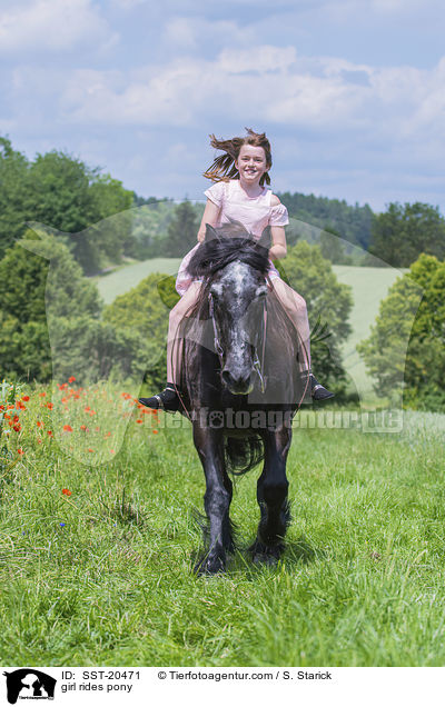 Mdchen reitet Pony / girl rides pony / SST-20471