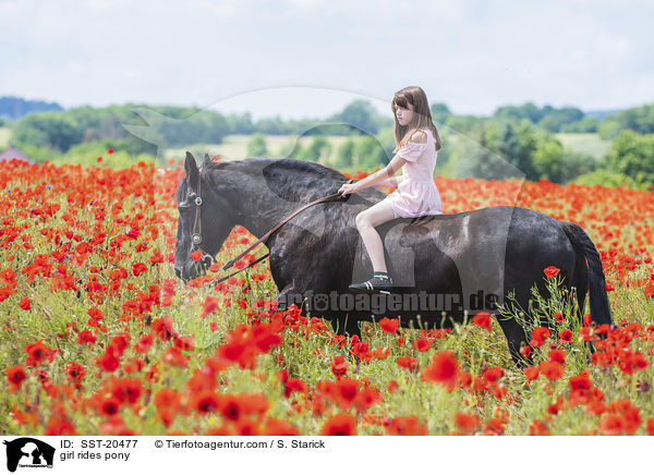 Mdchen reitet Pony / girl rides pony / SST-20477