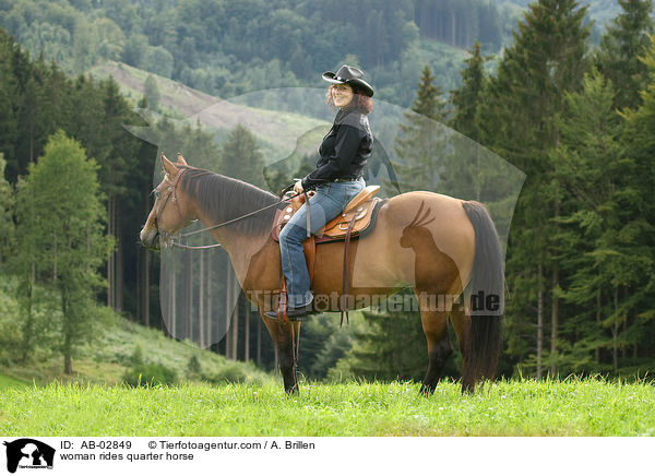 Frau reitet Quarter Horse / woman rides quarter horse / AB-02849