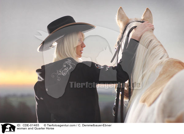 Frau und Quarter Horse / woman and Quarter Horse / CDE-01465