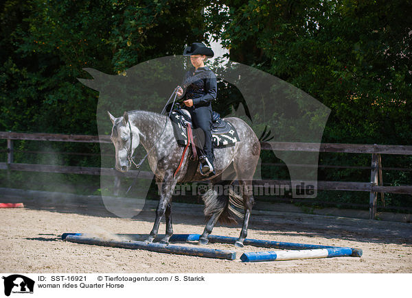 Frau reitet Quarter Horse / woman rides Quarter Horse / SST-16921