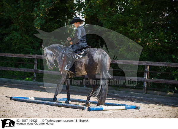 Frau reitet Quarter Horse / woman rides Quarter Horse / SST-16923