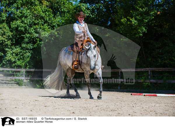 Frau reitet Quarter Horse / woman rides Quarter Horse / SST-16935